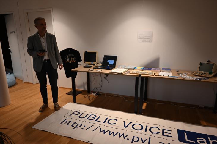 Österreich Online Büchertisch